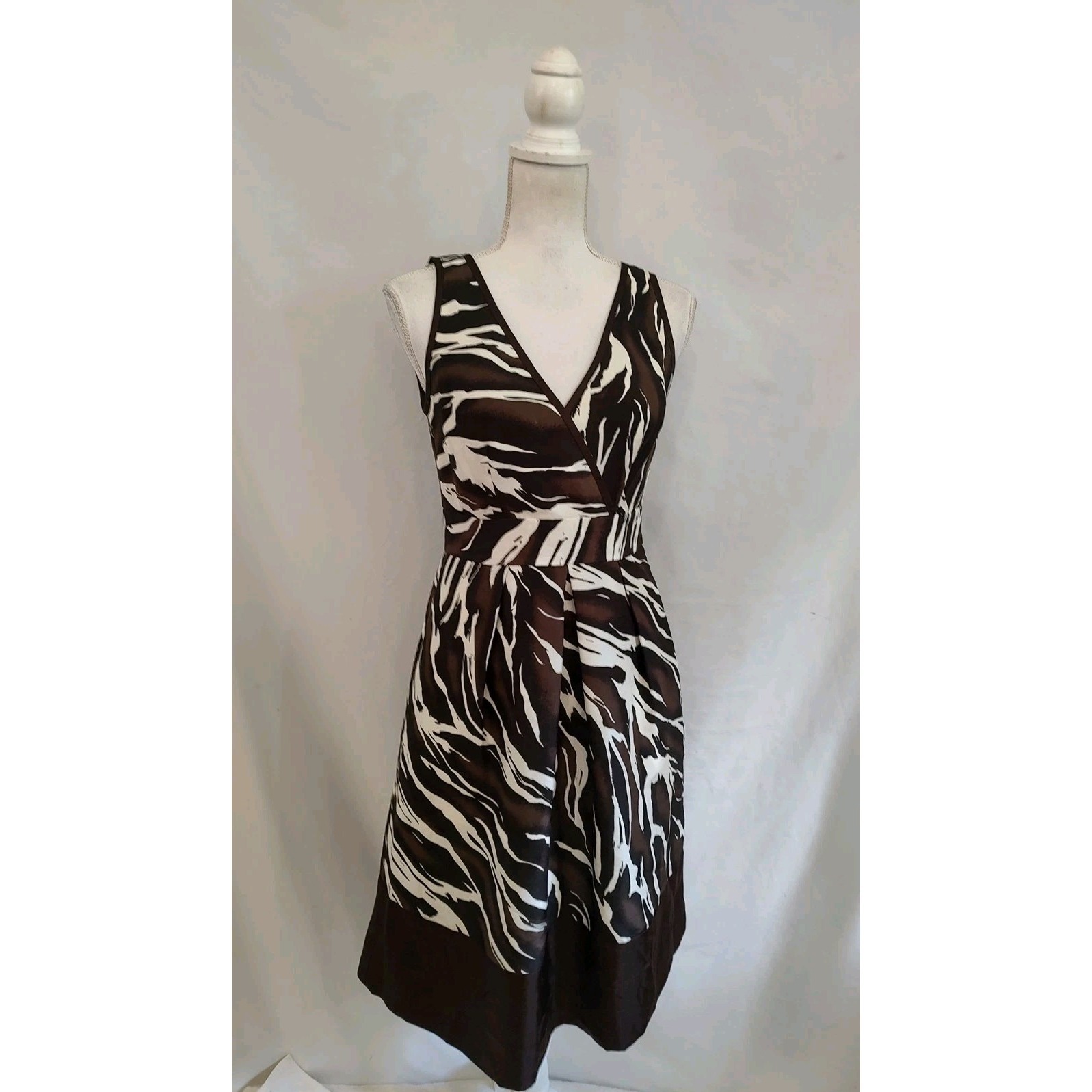 Banana Republic Dress Silk Zebra Animal Print V Neckline Shift Pockets Sz 2